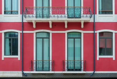 红色和白色的房子,有阳台
